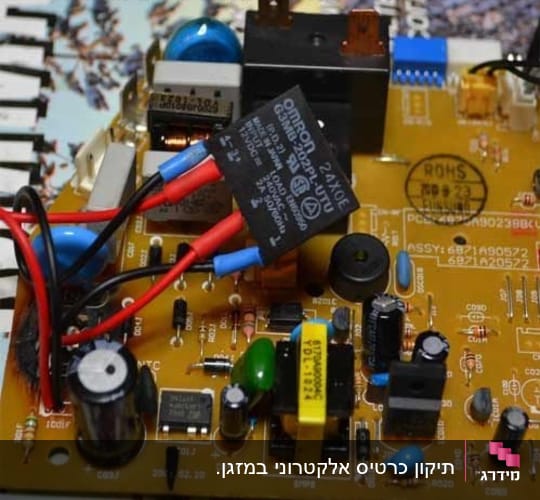 מעגל חשמלי עם רכיבים אלקטרוניים שונים